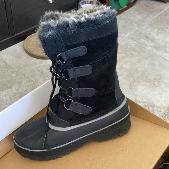 Greatest winter boot and so cute. Size 9 made by Khombu/ Northstar. Worn twice - Picture 2 of 3